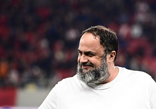 Στο «T-Center» ο Βαγγέλης Μαρινάκης για τον τελικό – Αποθέωση από τον κόσμο (vids)