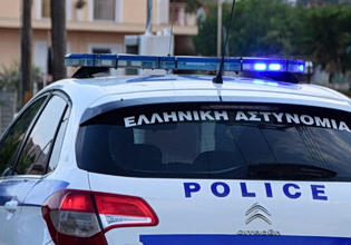 Συναγερμός στην Μάνδρα με άντρα που απειλεί να πέσει από ταράτσα – Κρατά δρεπάνι και μαχαίρι