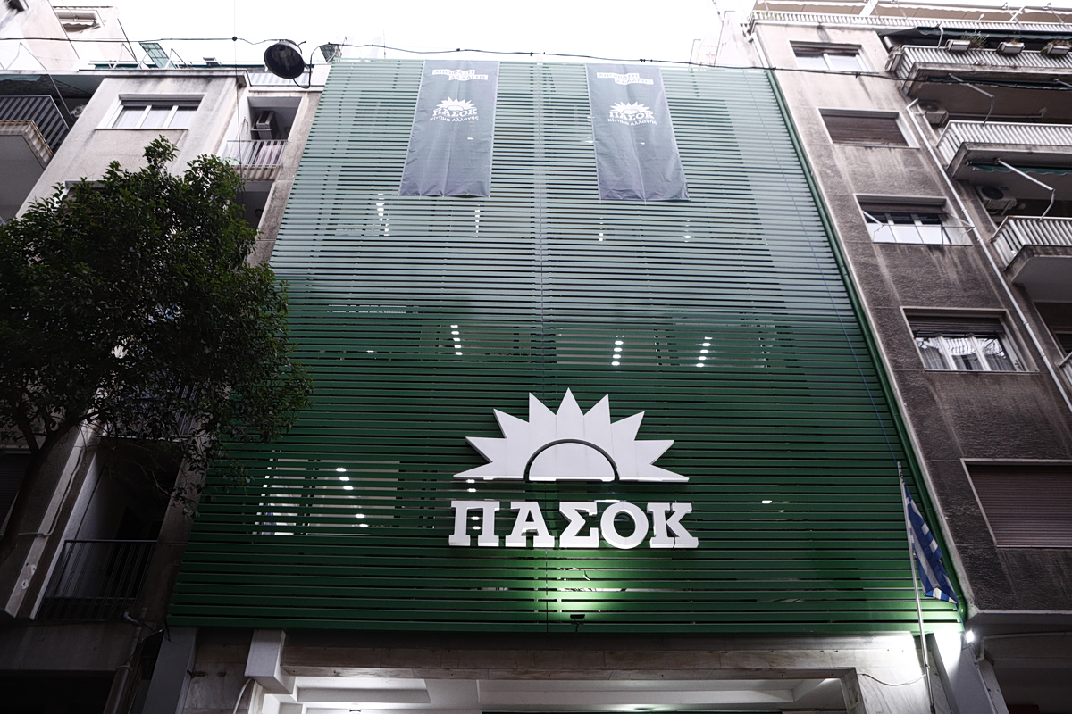 ΠΑΣΟΚ: Ο «διμέτωπος» του Ανδρουλάκη κατά Μητσοτάκη και Τσίπρα και οι δημοσκοπήσεις