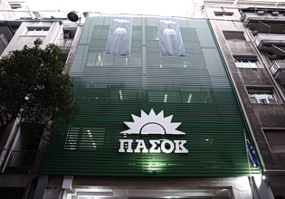 ΠΑΣΟΚ: Ο «διμέτωπος» του Ανδρουλάκη κατά Μητσοτάκη και Τσίπρα και οι δημοσκοπήσεις