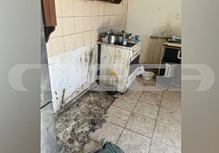 Άγιοι Ανάργυροι: Με μούχλα, σκουπίδια και μπάζα ζούσαν τα τρία παιδιά – Γύριζαν γυμνά στους δρόμους