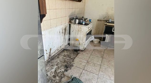 Άγιοι Ανάργυροι: Με μούχλα, σκουπίδια και μπάζα ζούσαν τα τρία παιδιά – Γύριζαν γυμνά στους δρόμους