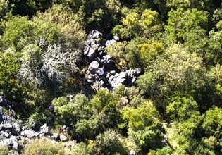 Περιπέτεια για δύο περιπατητές στην Κέρκυρα – Η στιγμή που τους εντοπίζει το drone της Πυροσβεστικής