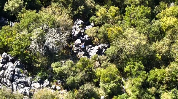 Περιπέτεια για δύο περιπατητές στην Κέρκυρα – Η στιγμή που τους εντοπίζει το drone της Πυροσβεστικής