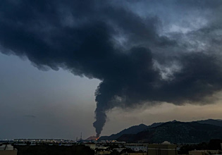 Επίθεση του Ιράν στα Εμιράτα, φωτιά σε πετρελαϊκή εγκατάσταση – Απολύτως ψέματα ότι πέρασαν πλοία από τα Στενά, λέει η Τεχεράνη