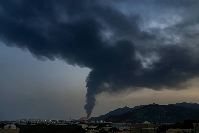 Επίθεση του Ιράν στα Εμιράτα, φωτιά σε πετρελαϊκή εγκατάσταση – Απολύτως ψέματα ότι πέρασαν πλοία από τα Στενά, λέει η Τεχεράνη