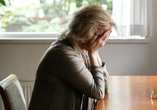 Παρίστανε τον ασφαλιστή και εξαπατούσε ηλικιωμένους – Τους αποσπούσε χρήματα και χρυσαφικά