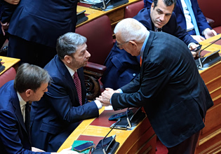 Κακλαμάνης: Με αιχμές στον Ανδρουλάκη για τις επιστολικές δεν απαντάει στα κρίσιμα