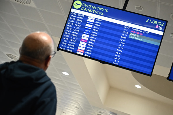 Ακυρώσεις πτήσεων και απογείωση τιμών από αεροπορικές εταιρείες λόγω Ιράν