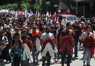«Τη φλόγα του αγώνα κρατάμε ζωντανή» – Σε εξέλιξη οι συγκεντρώσεις για την Εργατική Πρωτομαγιά