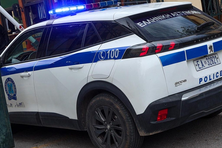 Ρατσιστική επίθεση σε τρανς γυναίκα στην Καλλιθέα – Την εξύβρισαν και την παρέσυραν με ΙΧ – Τέσσερις συλλήψεις