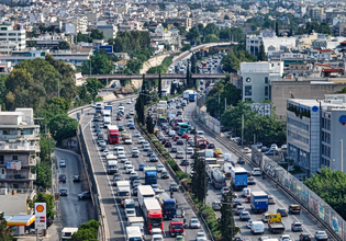 Κυκλοφοριακό χάος στον Κηφισό: Επεσαν μπάζα από φορτηγό στο οδόστρωμα