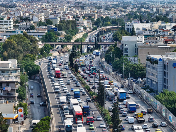 Κυκλοφοριακό χάος στον Κηφισό: Επεσαν μπάζα από φορτηγό στο οδόστρωμα