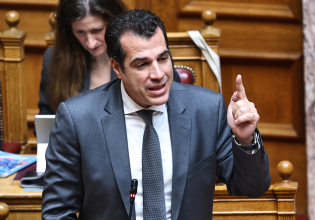 Ο Πλεύρης μοιράζει «ποινές»: Ζητά άρση αδειών παραμονής μεταναστών για περιστατικά σε Σύμη και Κηφισιά