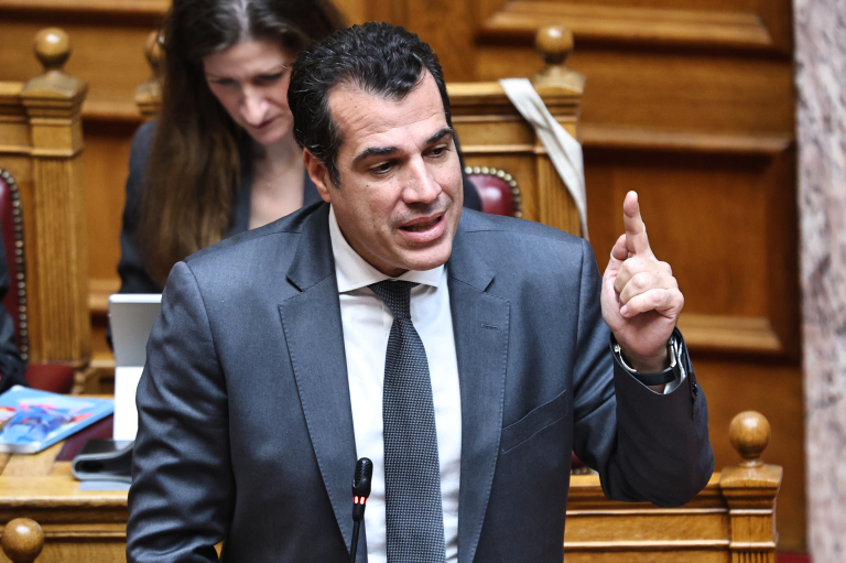 Ο Πλεύρης μοιράζει «ποινές»: Ζητά άρση αδειών παραμονής μεταναστών για περιστατικά σε Σύμη και Κηφισιά