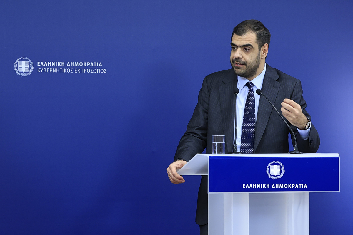 «Είναι επικίνδυνο να πυροβολήσουμε τα πόδια μας», λέει ο Μαρινάκης για τα εσωκομματικά, προσπαθώντας να προλάβει τα χειρότερα