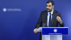 «Είναι επικίνδυνο να πυροβολήσουμε τα πόδια μας», λέει ο Μαρινάκης για τα εσωκομματικά, προσπαθώντας να προλάβει τα χειρότερα