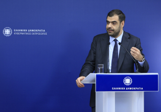«Είναι επικίνδυνο να πυροβολήσουμε τα πόδια μας», λέει ο Μαρινάκης για τα εσωκομματικά, προσπαθώντας να προλάβει τα χειρότερα