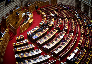 Βουλή: Η αντιπολίτευση στριμώχνει την κυβέρνηση για τις υποκλοπές – Σε εξέλιξη η συζήτηση για εξεταστική