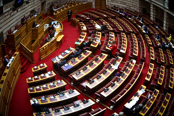 Βουλή: Η αντιπολίτευση στριμώχνει την κυβέρνηση για τις υποκλοπές – Σε εξέλιξη η συζήτηση για εξεταστική