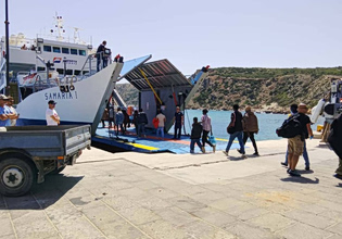 Σαράντα πρόσφυγες και μετανάστες έφτασαν σήμερα στη Γαύδο – Ανάμεσά τους γυναίκες και ένα παιδί