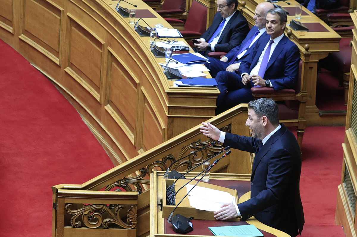 Υποκλοπές: Καταθέτει πρόταση δυσπιστίας το ΠΑΣΟΚ; – Τα διλήμματα Ανδρουλάκη και οι διαρροές Μαξίμου