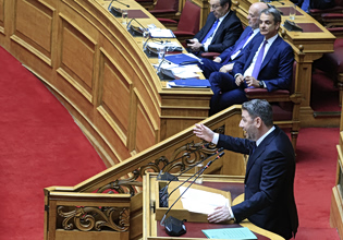 Υποκλοπές: Καταθέτει πρόταση δυσπιστίας του ΠΑΣΟΚ; – Τα διλήμματα Ανδρουλάκη και οι διαρροές Μαξίμου