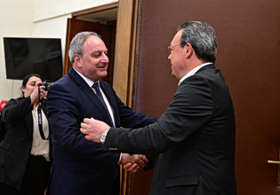 Εκλογές στην Κύπρο: Ευχήθηκε στον Στεφάνου του ΑΚΕΛ ο Φάμελλος μετά την ανακοίνωση των exit polls