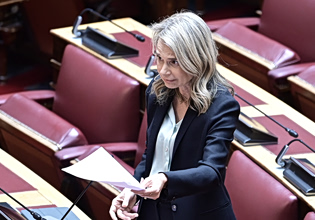 Την ενίσχυση των ΟΤΑ ζητά η Μιλένα Αποστολάκη – «Χιλιάδες εργαζόμενοι σε ομηρεία και εργασιακή ανασφάλεια»