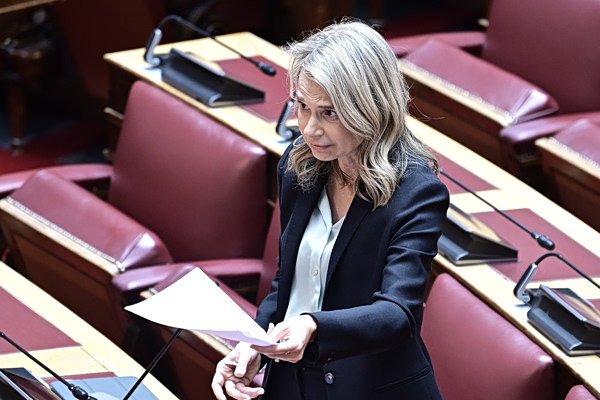 Αποστολάκη κατά Μητσοτάκη: Η κυβέρνηση ανέχεται καταχρηστικές χρεώσεις και υπέρογκα επιτόκια