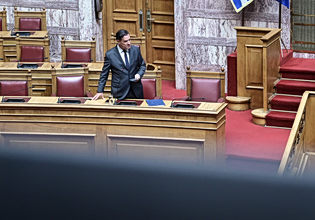 Το ΠΑΣΟΚ πετσοκόβει Αδωνι: Σπάει κάθε ρεκόρ γραφικότητας, πού να ξέρει για την Εργατική Πρωτομαγιά ο πωλητής των βιβλίων του Πλεύρη