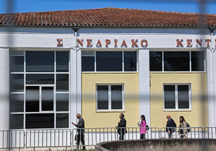 Επανεκκινεί η δίκη για τα Τέμπη μετά από 30 μέρες σε ανακαινισμένη αίθουσα – Αντιδράσεις από συγγενείς