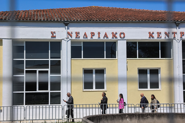 Επανεκκινεί η δίκη για τα Τέμπη μετά από 30 μέρες σε ανακαινισμένη αίθουσα – Αντιδράσεις από συγγενείς