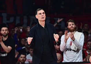 Η έκπληξη στον Γιώργο Μπαρτζώκα, κατά την άφιξη των «ερυθρόλευκων» στο ξενοδοχείο