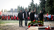 Πρωτομαγιά: Η πρώτη κατάθεση στεφάνων στο Σκοπευτήριο Καισαριανής από συνδικάτα και φορείς