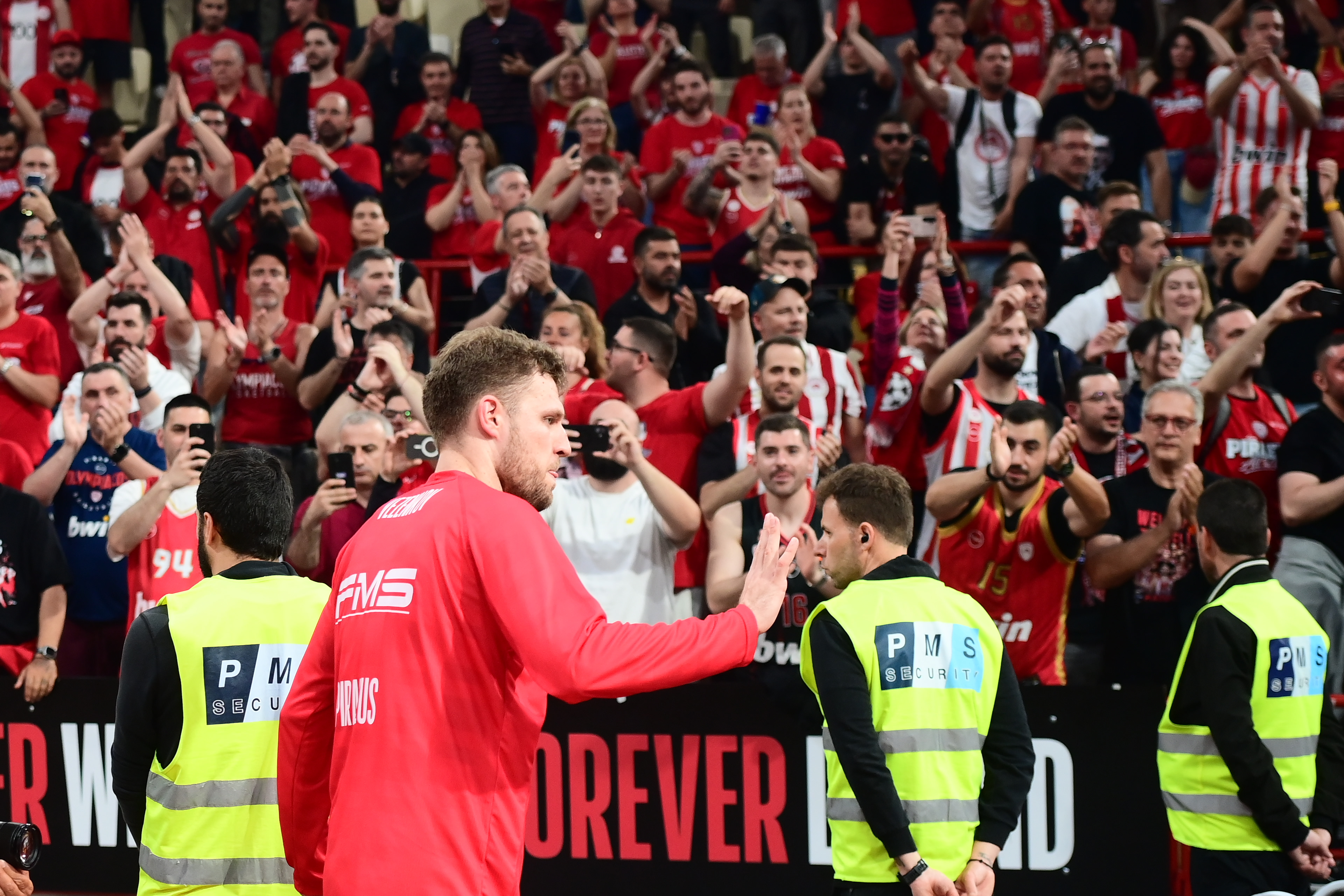 Βεζένκοφ: «Τιμή μας όταν έρχονται θρύλοι του αθλητισμού»