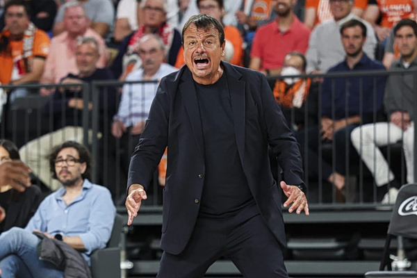 Αταμάν: «Ήταν 10 αστυνομικοί μπροστά από τα αποδυτήριά μας»