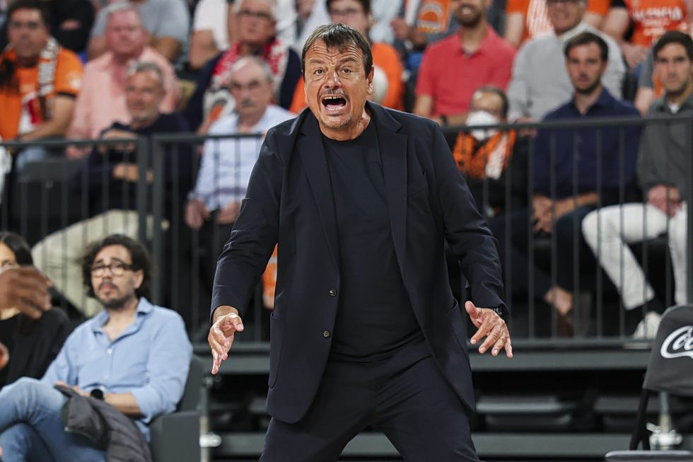 Αταμάν: «Ήταν 10 αστυνομικοί μπροστά από τα αποδυτήριά μας»