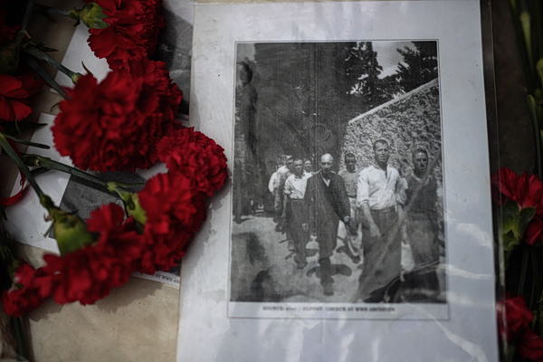 Νέες φωτογραφίες σε δημοπρασίες μετά την Καισαριανή