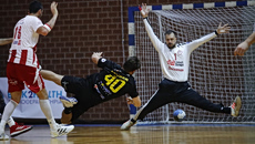 Ολυμπιακός – ΑΕΚ 32-33: Προβάδισμα τίτλου η «Ένωση», έσπασε την έδρα
