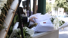 Marfin: 16 χρόνια από την τραγωδία – Συγγενείς και φίλοι αφήνουν λουλούδια για τα θύματα