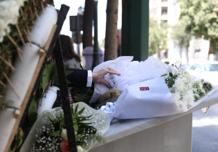 Marfin: 16 χρόνια από την τραγωδία – Συγγενείς και φίλοι αφήνουν λουλούδια για τα θύματα