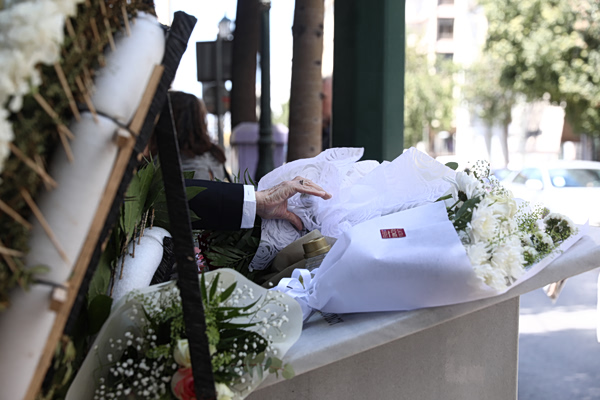 Marfin: 16 χρόνια από την τραγωδία – Συγγενείς και φίλοι αφήνουν λουλούδια για τα θύματα