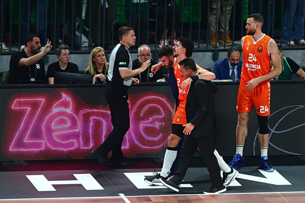 Βαλένθια: Δύσκολα ο Πουέρτο στο Game 4, κυκλοφορεί με πατερίτσες (vid)