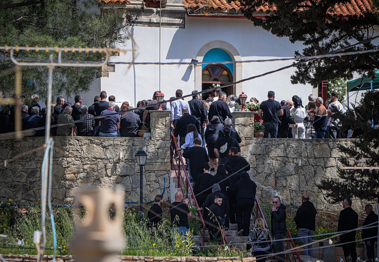 Κρήτη: Σε κλίμα οδύνης η κηδεία του 20χρονου Νικήτα – «Ήρθατε τώρα που τον σκότωσαν», φώναζαν σε αστυνομικούς