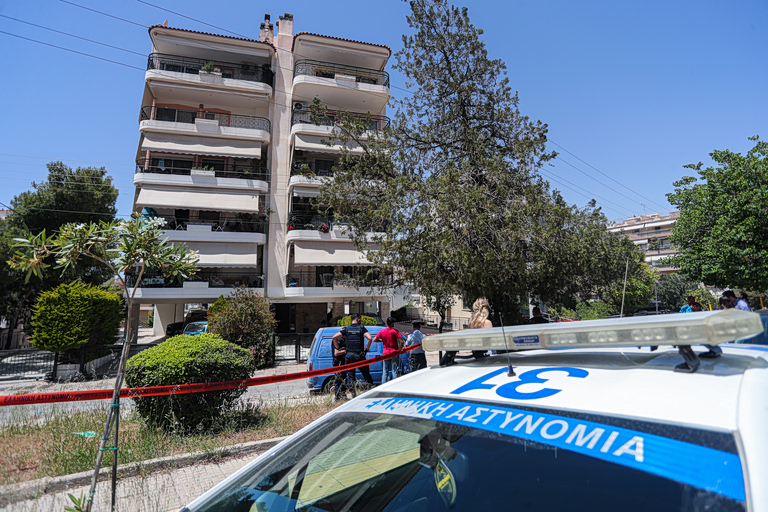 Ηλιούπολη: Κρίσιμη η κατάσταση της 17χρονης που έπεσε στο κενό – Στο «μικροσκόπιο» τα κινητά των δύο κοριτσιών
