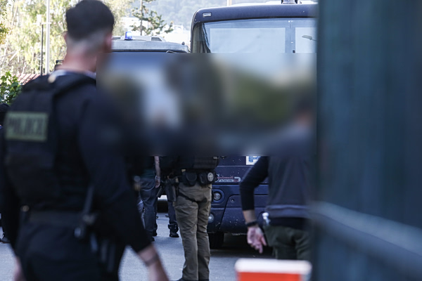 Κάτω Τιθορέα: Προφυλακίστηκαν οι έξι από τους οκτώ συλληφθέντες για τη ληστεία – Ένταση στην Ευελπίδων