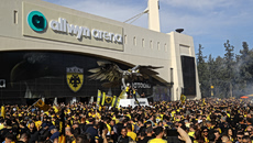 Μεγάλη ένταση έξω από την Allwyn Arena με την αστυνομία και οπαδούς