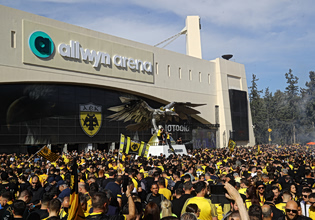 Μεγάλη ένταση έξω από την Allwyn Arena με την αστυνομία και οπαδούς