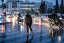 Καιρός: Σκηνικό φθινοπώρου και ξαφνική νεροποντή στην Αθήνα – Βγήκαν ξανά ομπρέλες και αδιάβροχα
